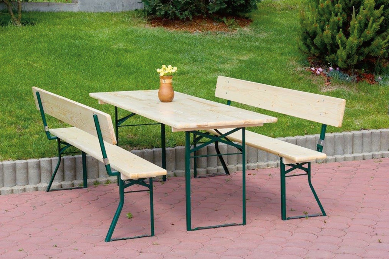 Bierzeltgarnitur mit Holztisch und Holzbänken im Garten