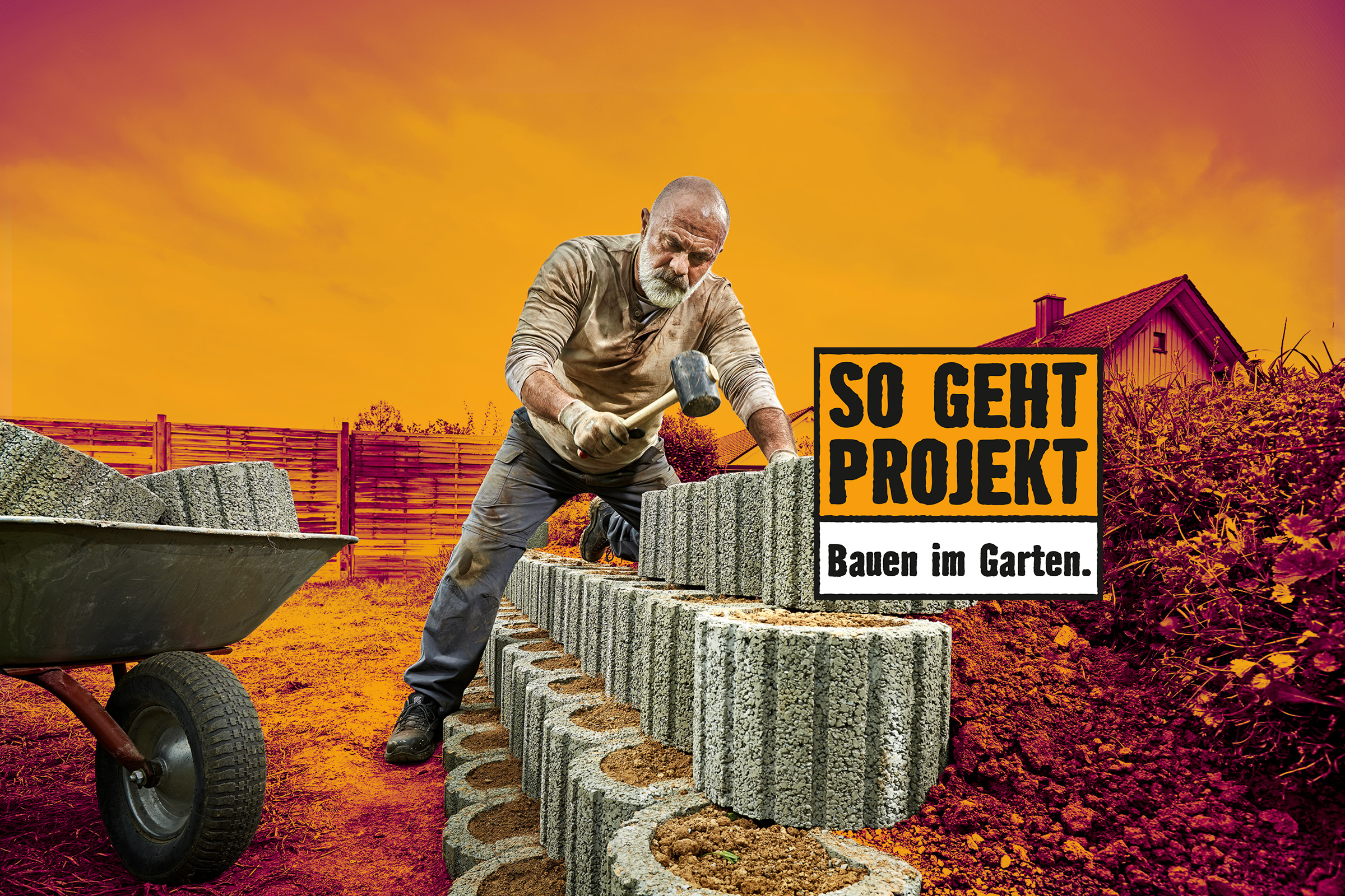 Ein Mann bearbeitet im Garten mit einem Hammer Pflanzsteine, die in einem Schubkarren bereitliegen. Das Projekt lautet: Bauen im Garten.