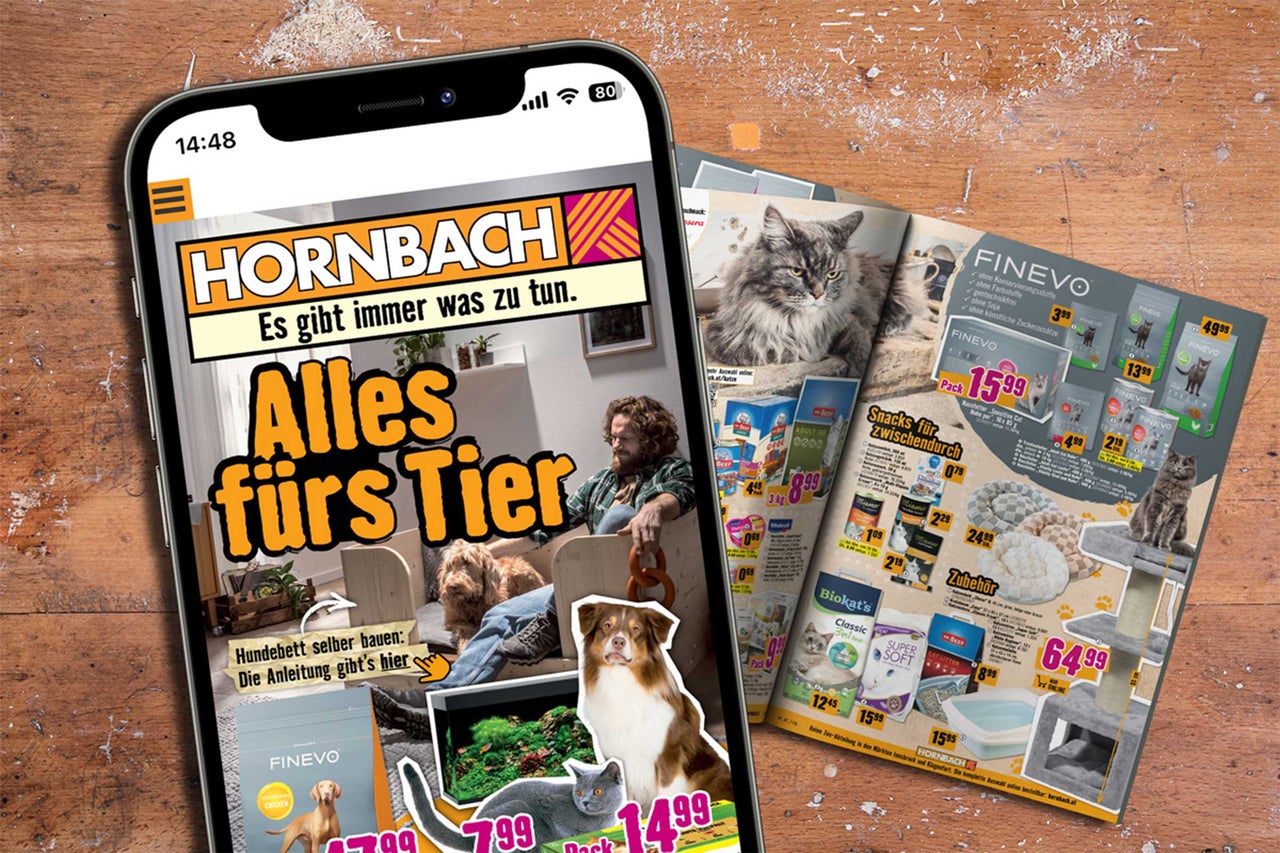 Smartphone zeigt eine Hornbach Werbung für Tierbedarf und Kataloge mit Tierprodukten.