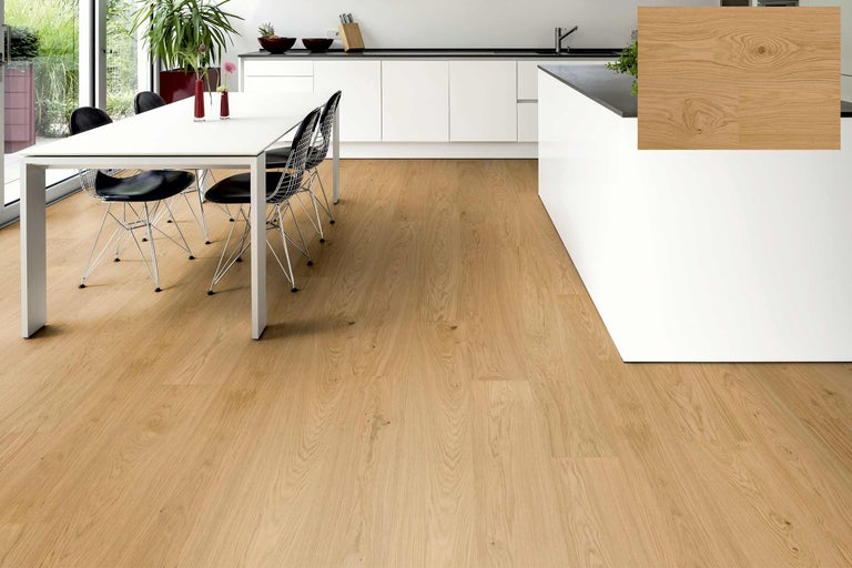 Heller Eichenholz-Fußboden in einem modernen Küchendesign mit Esstisch.