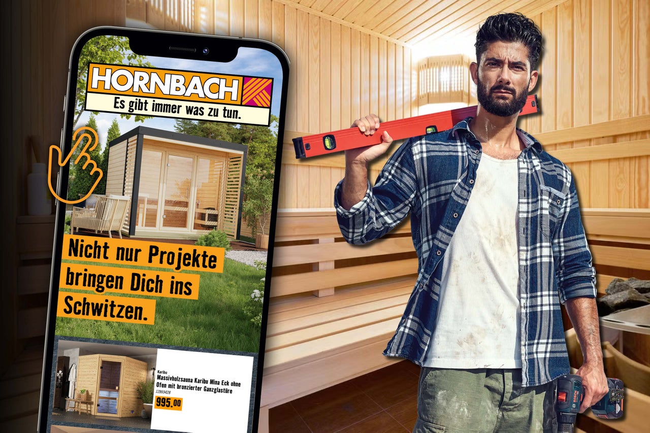 Ein Mann mit Wasserwaage und Akkuschrauber in einer Holzsauna neben einem Smartphone, das die Hornbach Webseite mit einer Massivholzsauna zeigt.