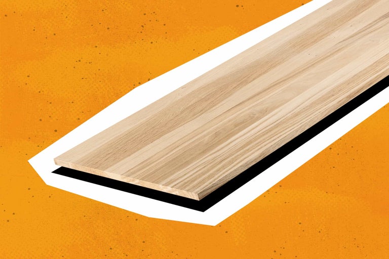 Glattes Holzbrett aus hellem Massivholz mit natürlicher Maserung.