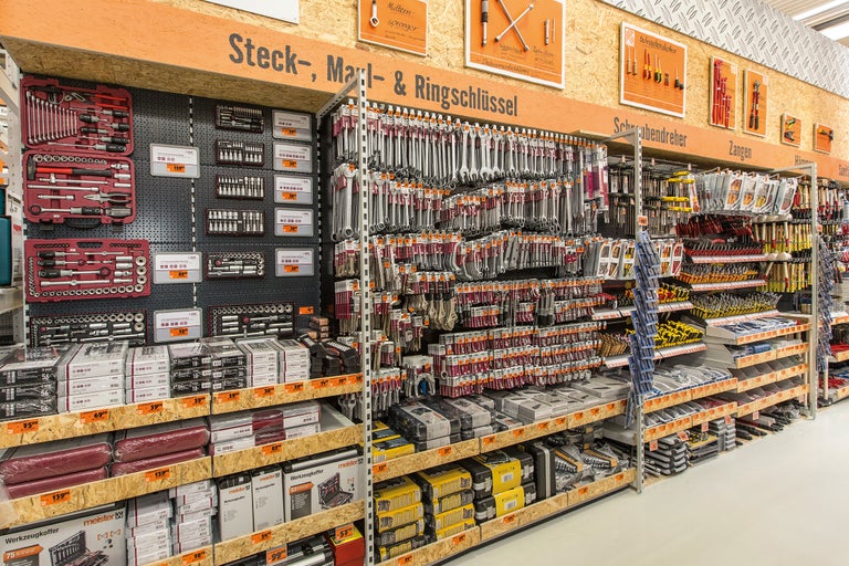 Regale im Baumarkt mit Steckschlüsseln, Maulschlüsseln, Ringschlüsseln, Schraubendrehern, Zangen und Werkzeugkoffern