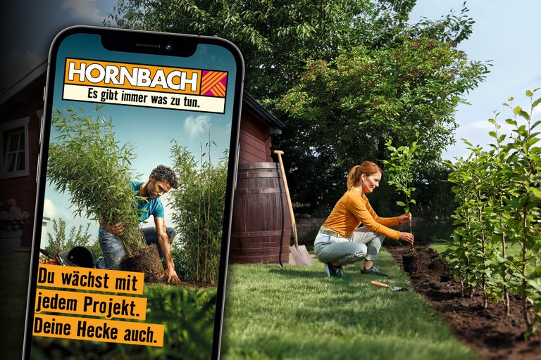 Eine Frau pflanzt in einem sonnigen Garten einen Baum, während ein Smartphone-Bildschirm im Vordergrund Hornbach Gartenarbeit thematisiert.