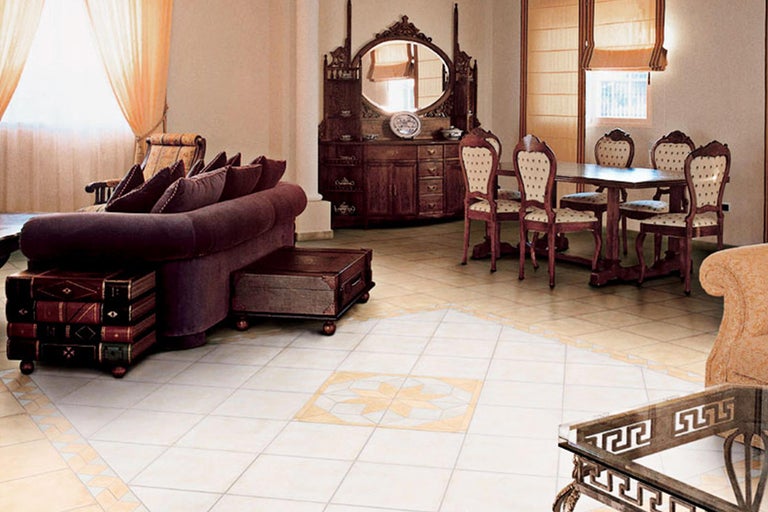 Klassisches Wohnzimmer mit Fliesenboden, Sofa und Esstisch