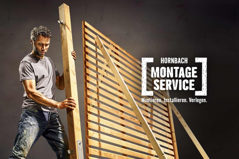 Mann montiert Holzelemente; Hornbach Montageservice