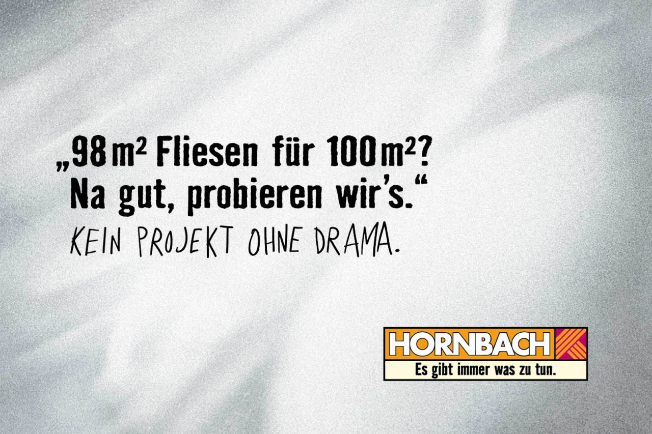 Hornbach Werbung: 98 Quadratmeter Fliesen für 100 Quadratmeter? Na gut, probieren wir's. Kein Projekt ohne Drama. Hornbach Logo
