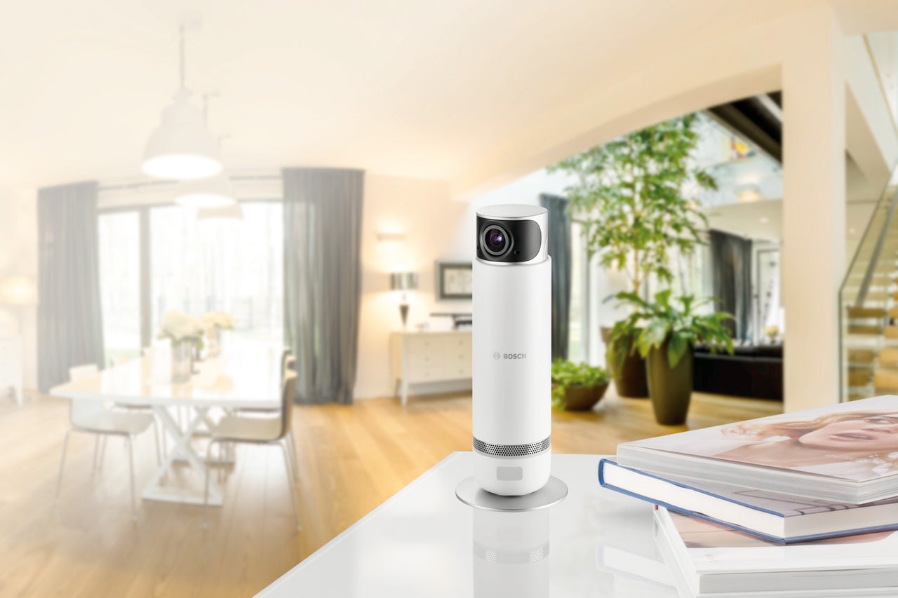 Bosch Smart Home Innenkamera auf einem Tisch in einem modernen Wohnraum