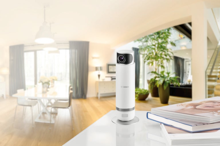Bosch Smart Home Innenkamera auf einem Tisch in einem modernen Wohnraum