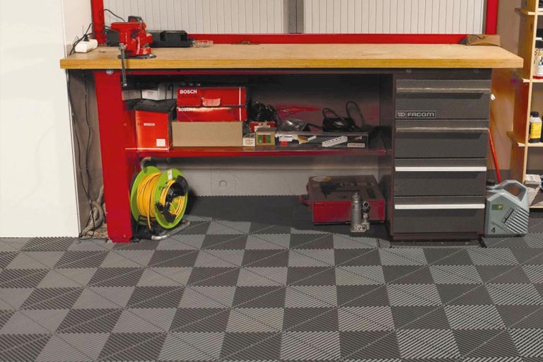 Werkstatt mit Werkbank, Werkzeug und Bodenfliesen