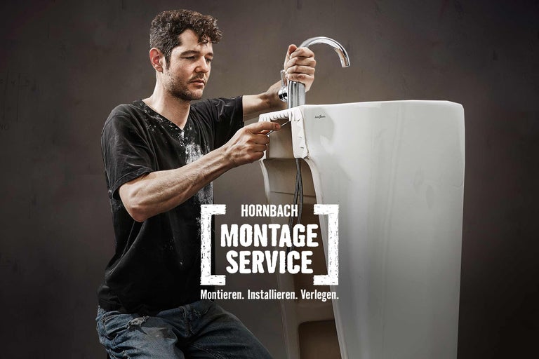 Handwerker montiert Waschbecken mit Hornbach Montageservice.