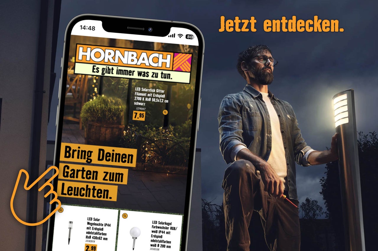 Hornbach Logo auf Smartphone mit Text Bring Deinen Garten zum Leuchten. Mann steht im Garten neben einer modernen, leuchtenden Pollerleuchte.