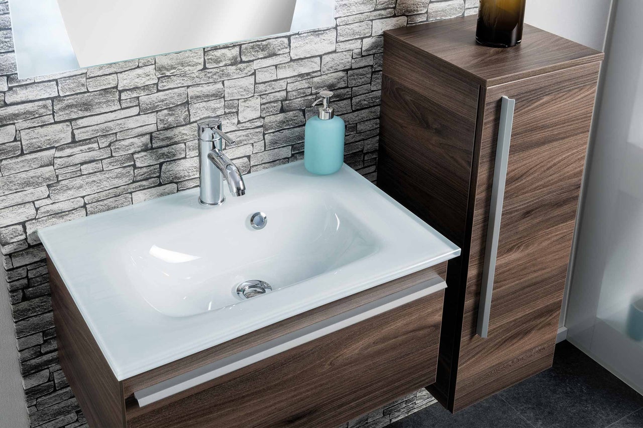 Modernes Badezimmer mit Waschtisch, Aufsatzwaschbecken und Unterschrank in Holzoptik