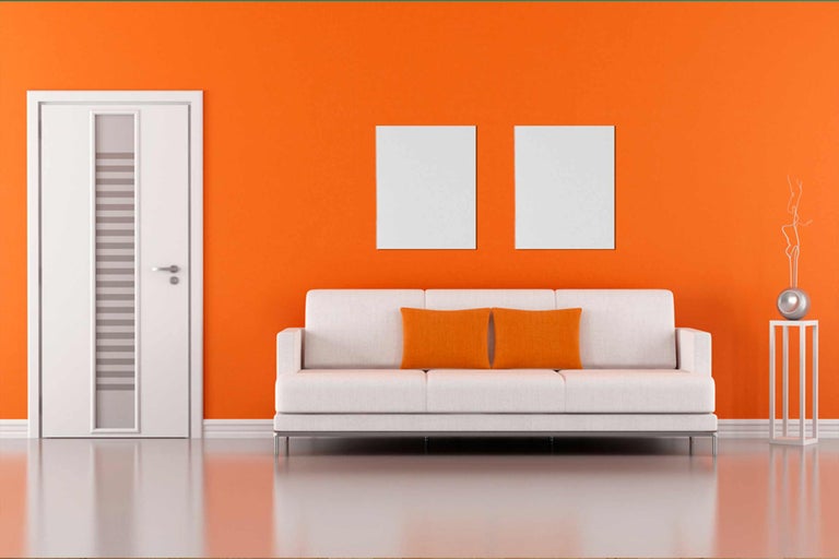 Modernes Wohnzimmer mit Tür, Sofa und Dekoration