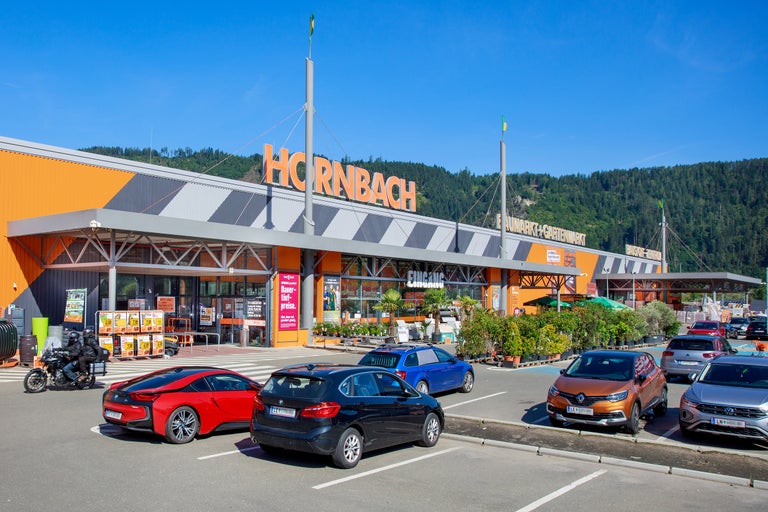 Hornbach Baumarkt mit Parkplatz und verschiedenen Fahrzeugen