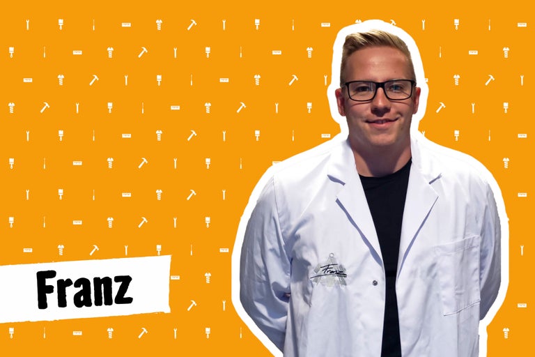 Foto von Franz in einem weißen Laborkittel vor Werkzeugmuster
