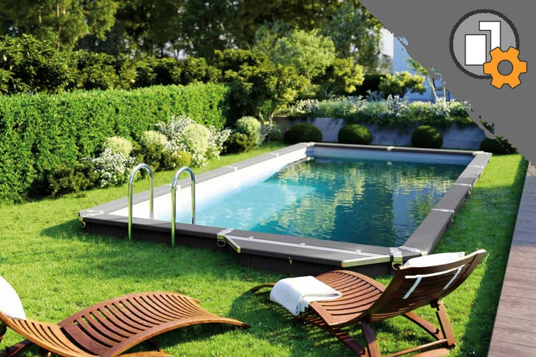 Schwimmbecken mit Leiter und Gartenmöbeln im Garten