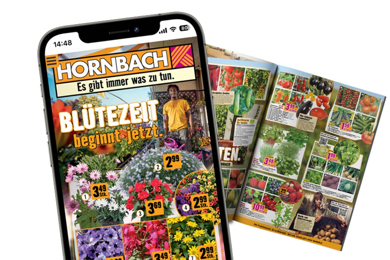 Hornbach App auf einem Smartphone und ein gedruckter Hornbach Katalog mit Angeboten für Pflanzen und Garten.