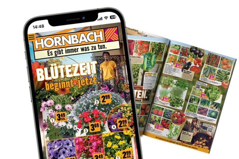 Hornbach App auf einem Smartphone und ein gedruckter Hornbach Katalog mit Angeboten für Pflanzen und Garten.