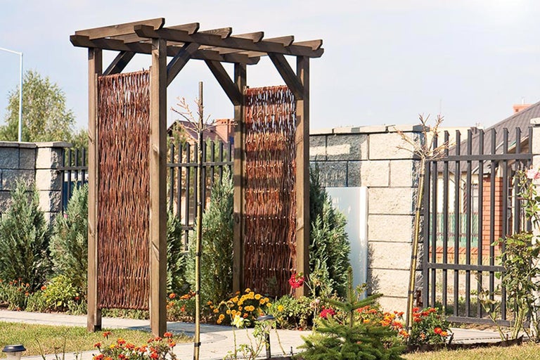 Holzpergola mit Flechtwand im Garten