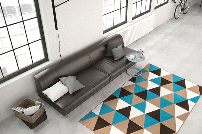 Wohnzimmer mit braunem Sofa, geometrischem Teppich und dekorativen Elementen für ein modernes Ambiente