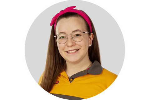 Porträt einer Mitarbeiterin mit Hornbach-Poloshirt