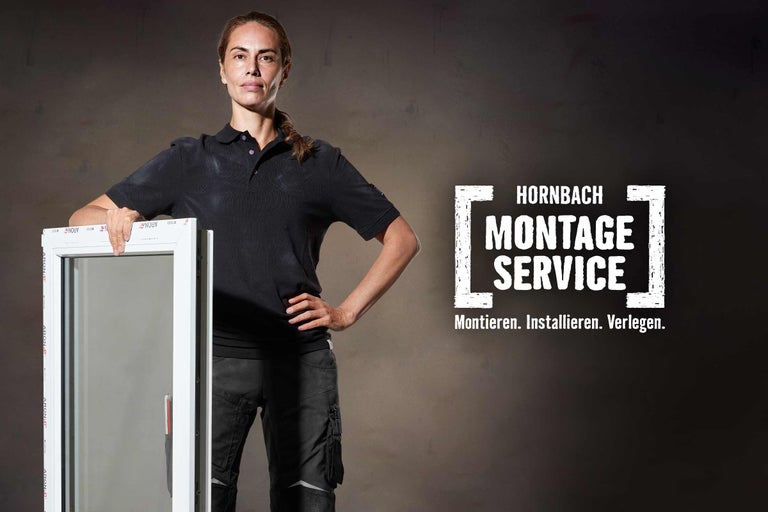 Frau mit Kunststofffenster und Hornbach Montageservice Logo