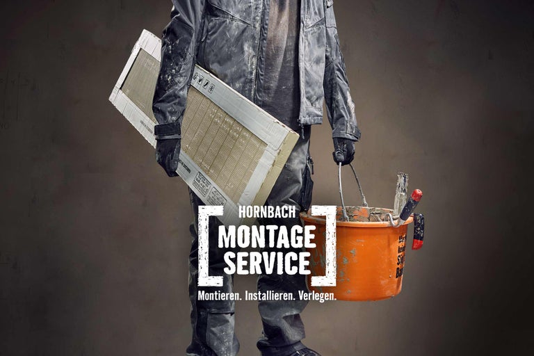 Handwerker mit Fliesenpaket und Mörtelkübel für den Hornbach Montageservice