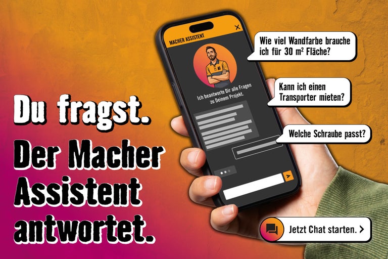 Eine Hand hält ein Smartphone mit der Chat Oberfläche des Hornbach Macher Assistenten für Projektfragen zu Wandfarbe, Transporter und Schrauben.