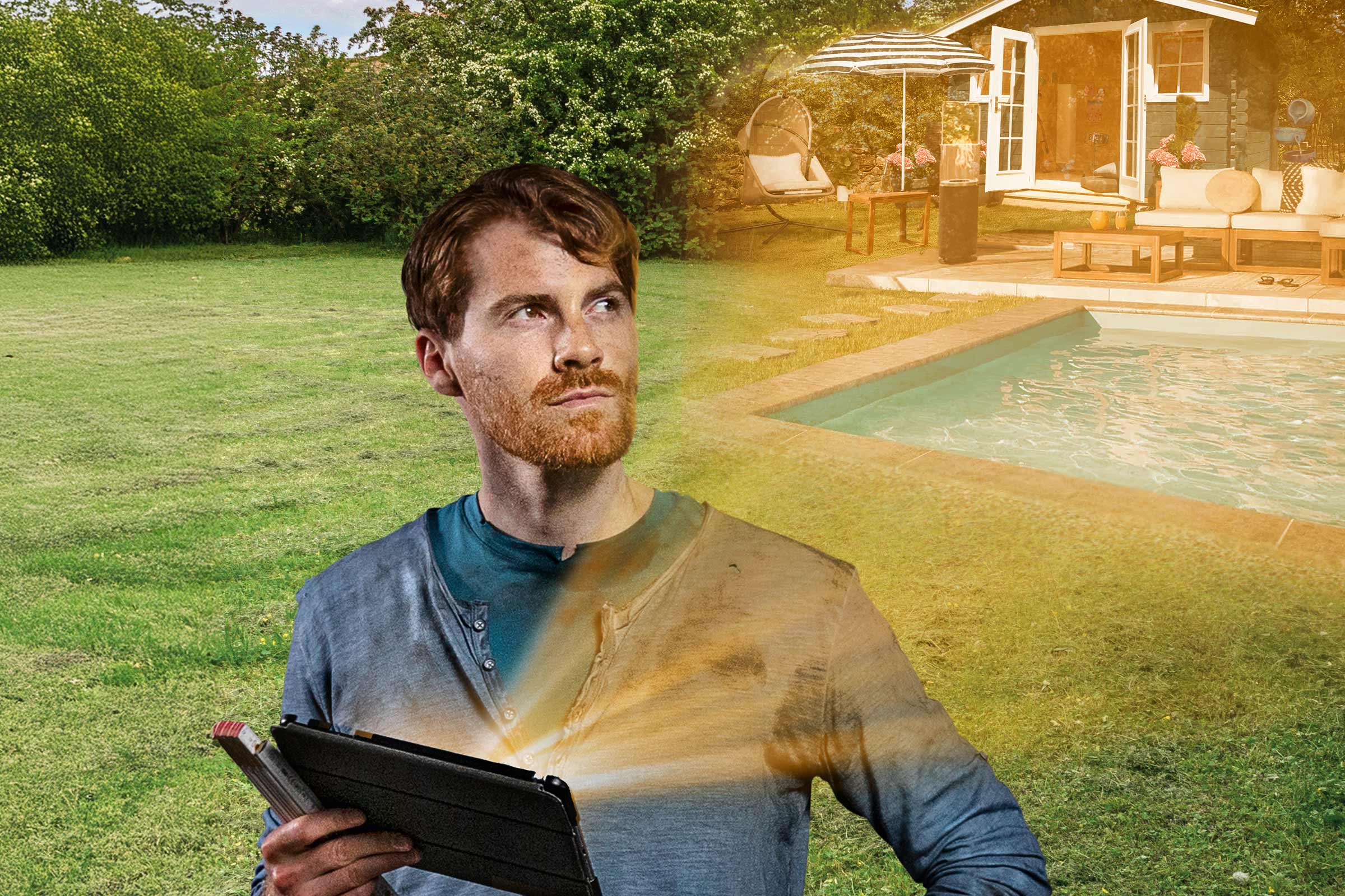 Ein Mann steht mit einem Tablet im Garten; im Hintergrund befinden sich ein Pool und ein Gartenhaus.