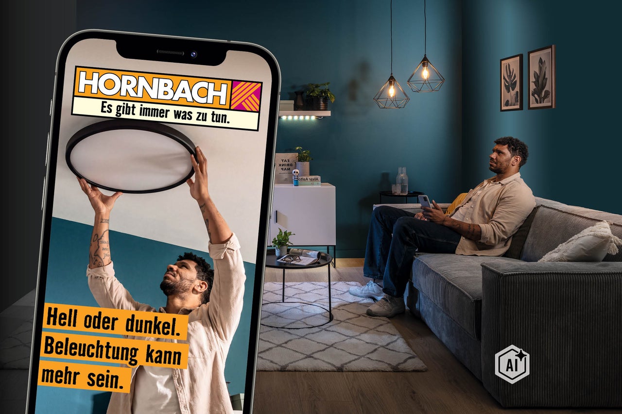 Ein Mann montiert eine runde Deckenleuchte in einem Wohnzimmer, dargestellt auf einem Smartphone Bildschirm mit Hornbach Logo und Text.