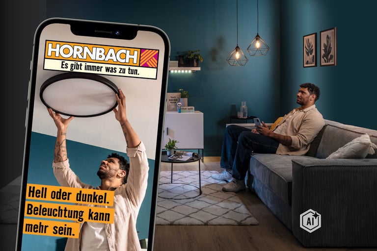 Ein Mann montiert eine runde Deckenleuchte in einem Wohnzimmer, dargestellt auf einem Smartphone Bildschirm mit Hornbach Logo und Text.