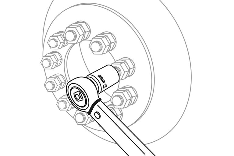 Darstellung eines Steckschlüssels im Einsatz an einer Radnabe mit Radmuttern.