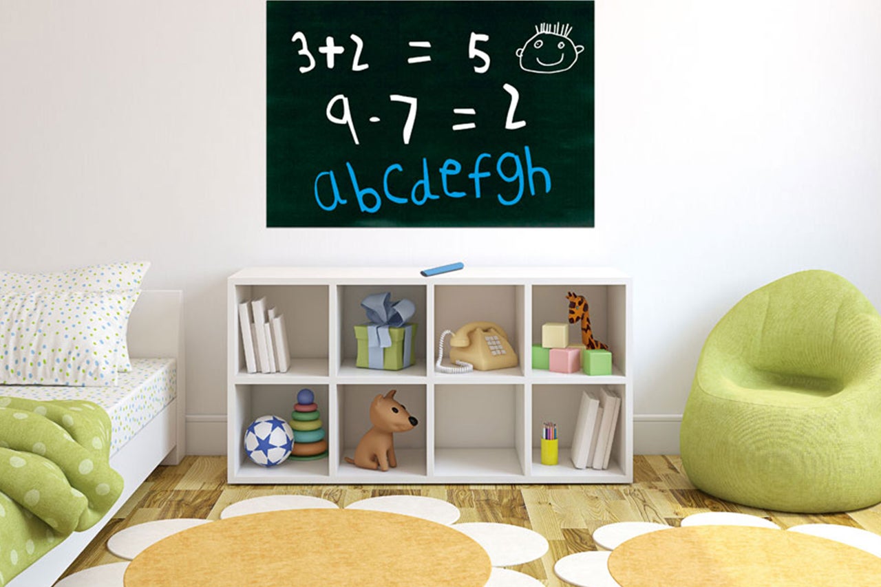 Kinderzimmer mit Kreidetafel, Regal und Spielzeug