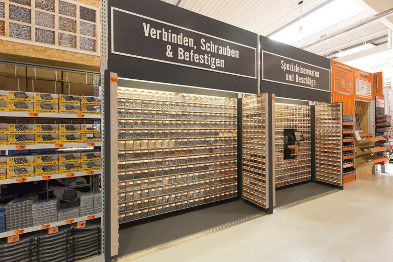 Regale mit Schrauben und Befestigungsmaterialien im Hornbach Baumarkt