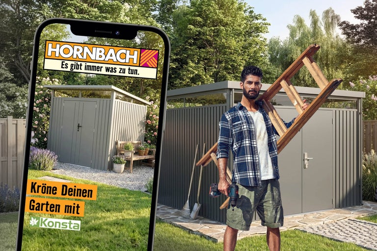 Ein Mann mit einer Holzleiter und einem Akkuschrauber vor einem Gartenhaus, dargestellt auf einem Smartphone mit Hornbach Logo und Konsta Logo.