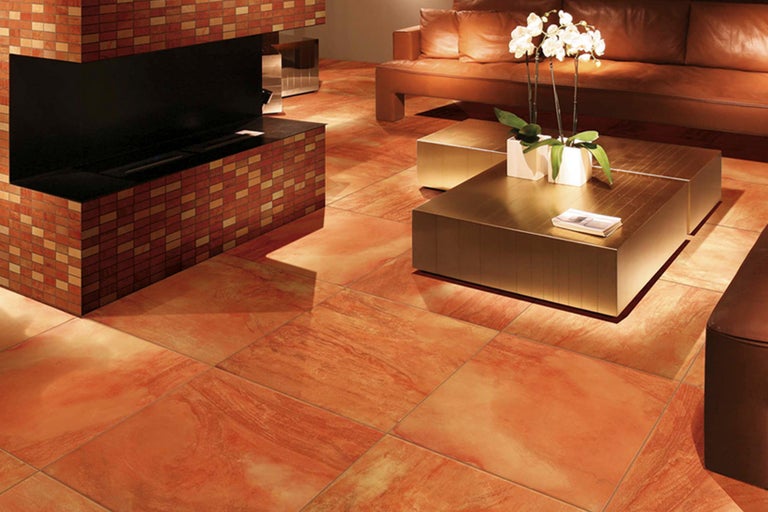 Wohnzimmer mit Fliesenboden, gemauerter Kamin, Couch und Couchtisch