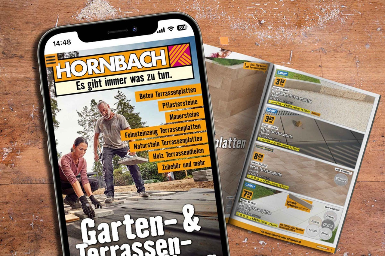 Smartphone-Anzeige mit Hornbach-Webshop und Broschüre für Garten- und Terrassenprodukte wie Beton Terrassenplatten, Pflastersteine und Mauersteine.