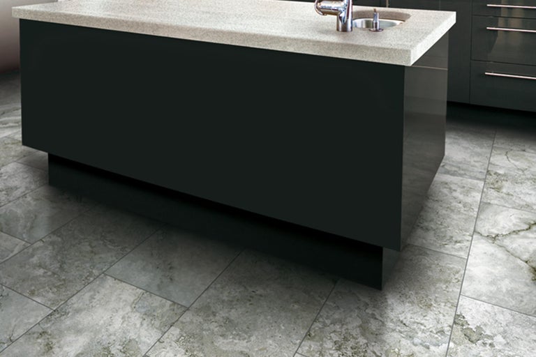 Kücheninsel mit Spüle und Armatur auf gefliestem Boden