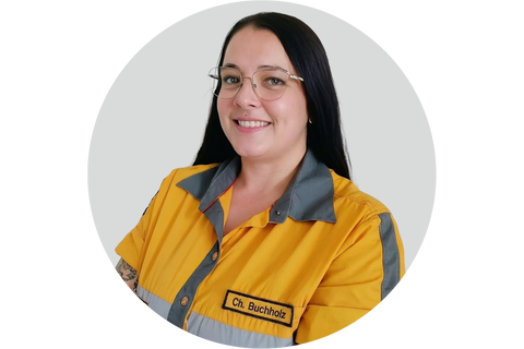 Porträt einer Hornbach Mitarbeiterin in Arbeitskleidung