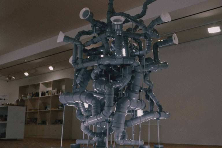 Rohrinstallation mit verschiedenen Rohren und Verbindungsstücken.