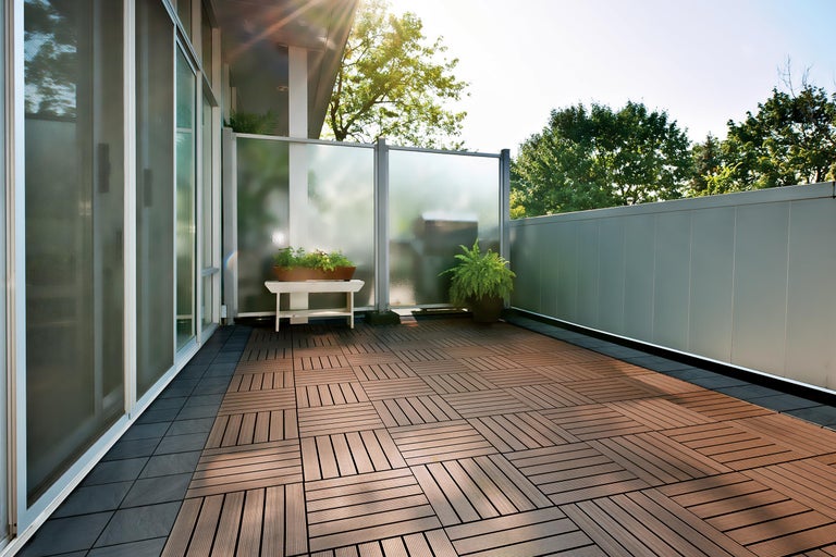 Balkon mit Terrassendielen, Sichtschutzwand und Bepflanzung