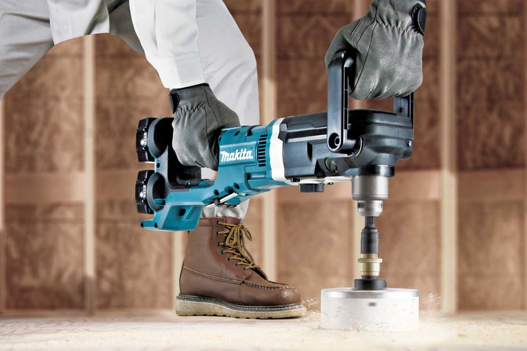 Makita Logo. Anwender bohrt mit einer Kernbohrmaschine ein Loch.