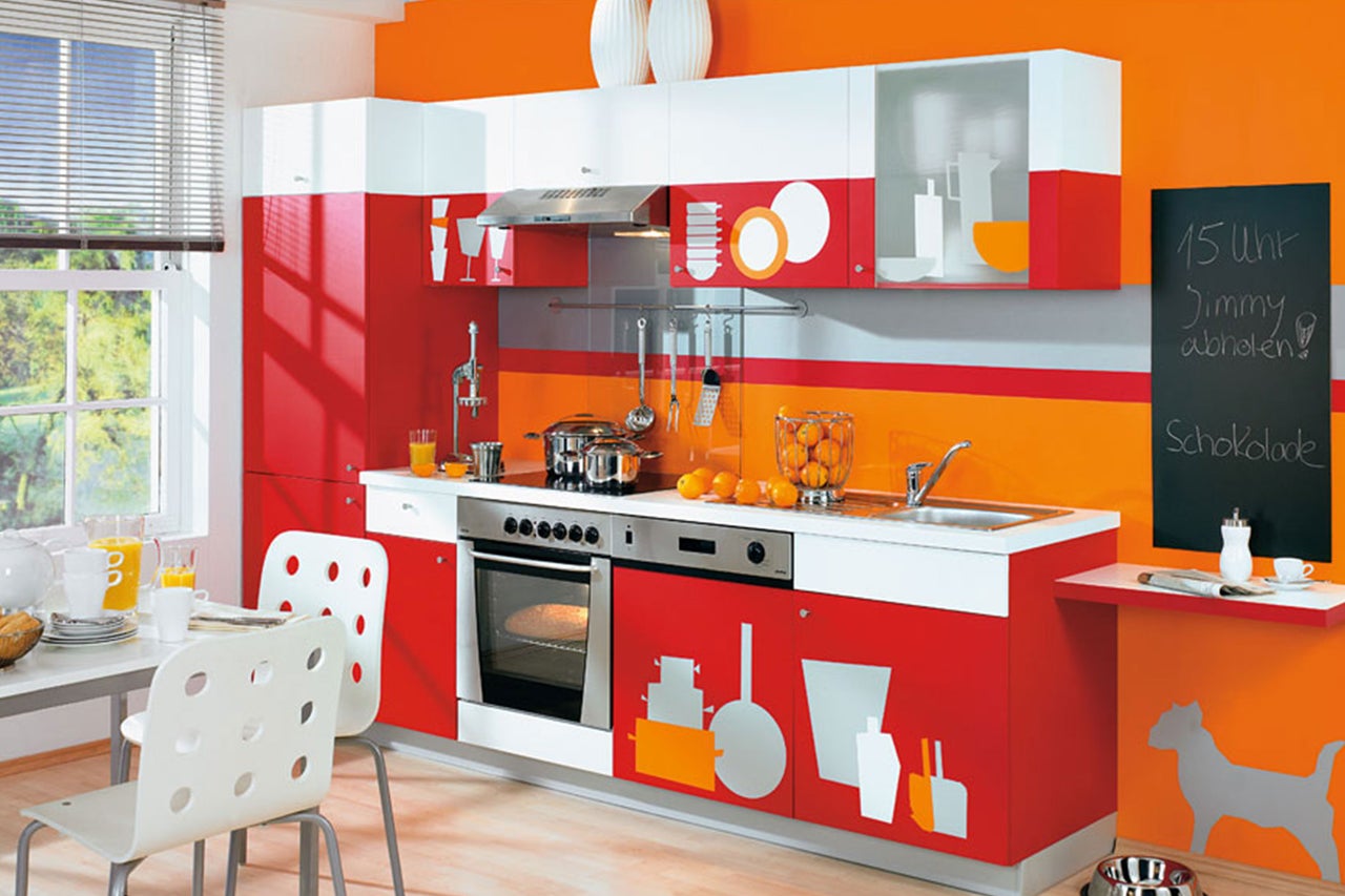 Küche mit Einbauschränken, Spüle, Herd und Esstisch mit Stühlen in modernem Design