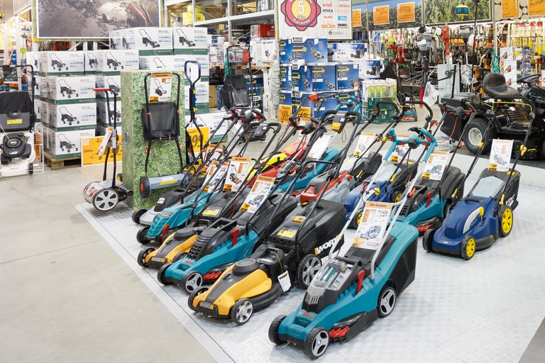 Ausstellung mit Rasenmähern verschiedener Marken und Typen im Hornbach Markt.