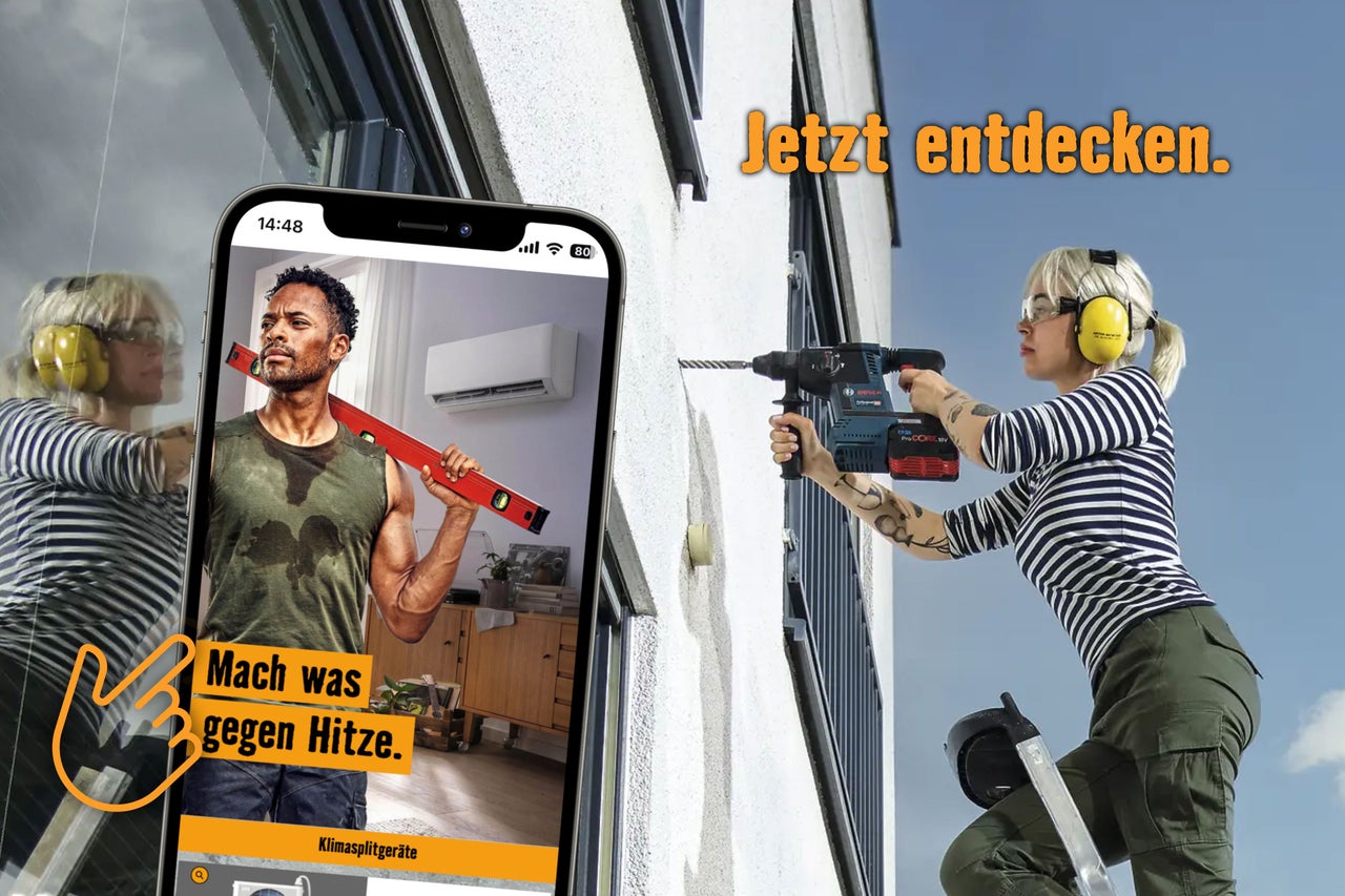 Eine Frau bohrt mit einem Bosch Bohrhammer ein Loch in eine Hauswand zur Montage einer Klimaanlage, neben einem Smartphone mit Klimasplitgeräten.