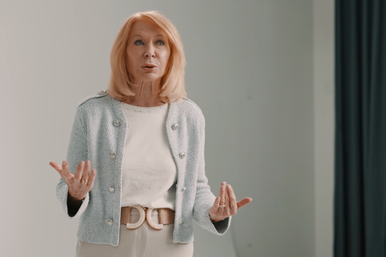 Frau mit Strickjacke