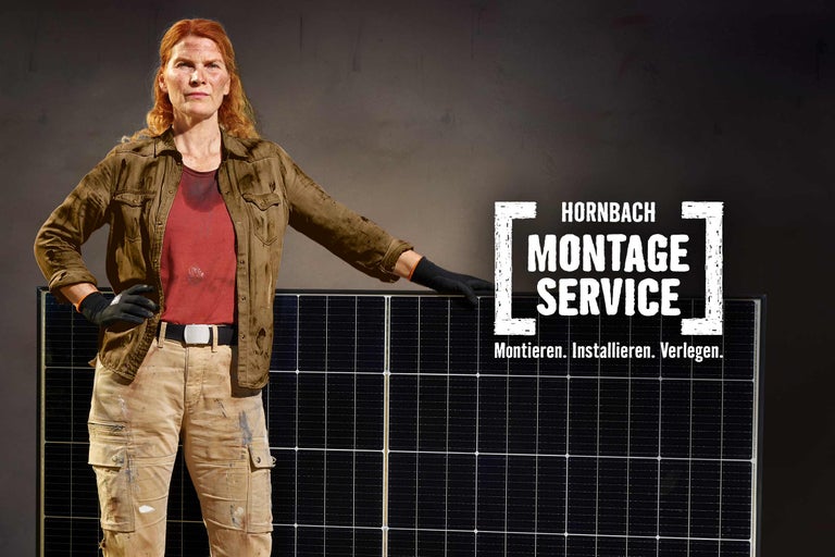 Frau mit einem Solarmodul und Hornbach Montageservice Logo. Montieren. Installieren. Verlegen.