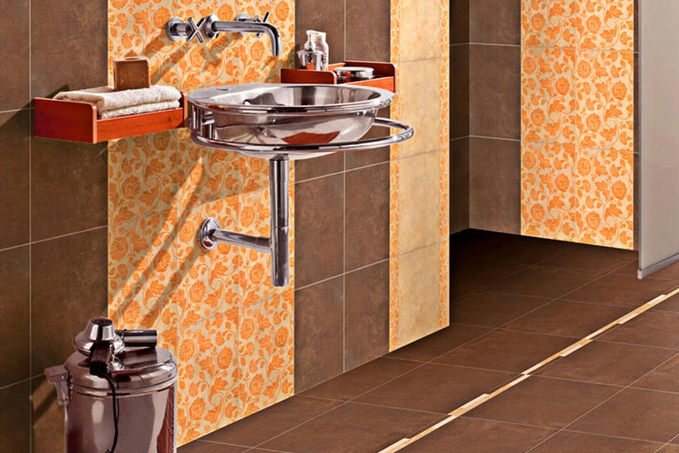 Badezimmer mit Waschbecken, Armatur, Handtuchablage und Fliesen