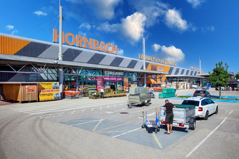 Hornbach Baumarkt mit Kundenparkplatz und Einkaufswagen